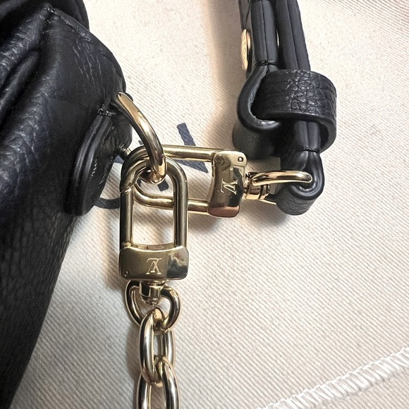 LOUIS VUITTON LVY WALLET ON CHAIN BAG - Picture 7 of 11